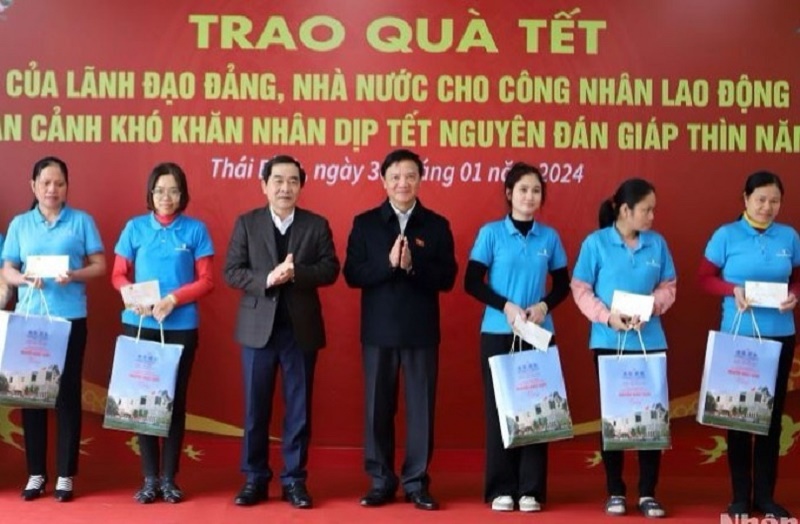 Phó Chủ tịch Quốc hội Nguyễn Khắc Định trao quà Tết cho công nhân Công ty Trách nhiệm hữu hạn Dragon Textiles 2 (Ảnh Mai Tú)