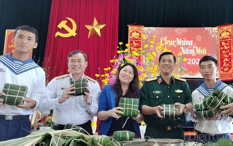 Chuẩn Đô đốc Nguyễn Đăng Tiến - Chính ủy Vùng 3 Hải quân và Đoàn công tác tham gia chuẩn bị phòng đón xuân cùng CBCS Trạm ra đa 550