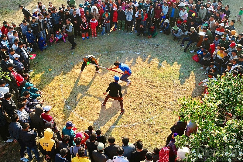 Du khách trải nghiệm trò chơi dân gian tại vùng biên giới Bình Liêu - Quảng Ninh