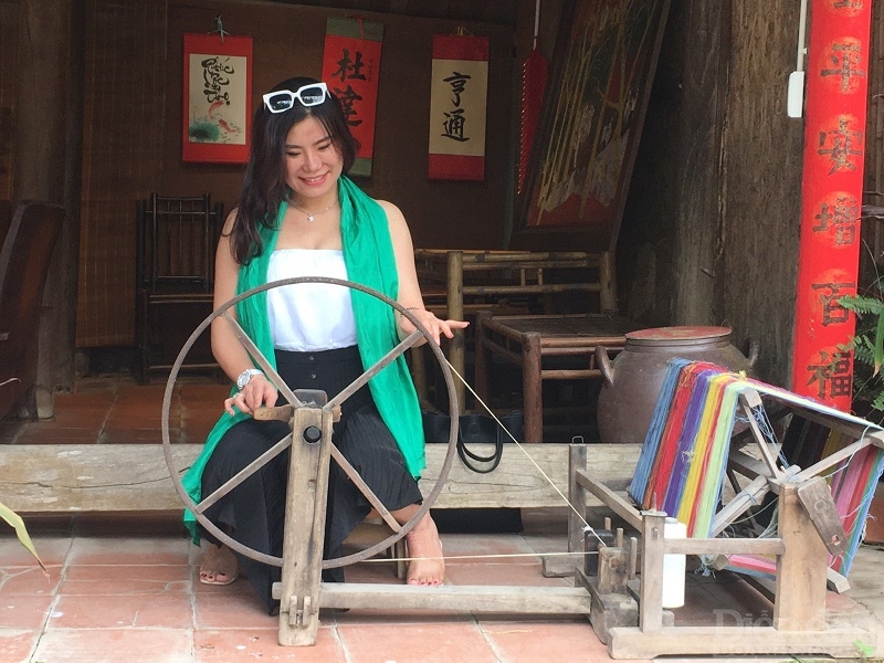 Du khách trải nghiệm tài làng dệt đũi Nam Cao