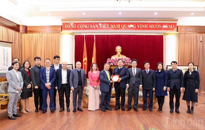 Lãnh đạo tỉnh tặng quà lưu niệm ông Somsack Chunata, Trưởng Đại diện - Cố vấn cấp cao Tập đoàn phát triển Năng lượng Gulf, Thái Lan (Ảnh Viết Dư)
