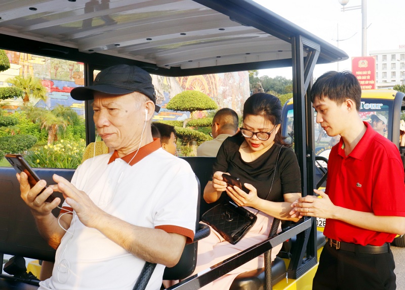Du khách được hướng dẫn tải ứng dụng, quét mã QR nghe thông tin hướng dẫn City tour do Tổng Công ty Du lịch Sen Á Đông (Ảnh; Báo Quảng Ninh)
