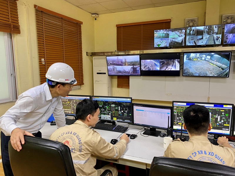 Lãnh đạo Công ty CP Xi măng và Xây dựng Quảng Ninh giám sát các thông số quan trắc môi trường tại Phòng vận hành trung tâm của Nhà máy Xi măng Lam Thạch 2 (Ảnh: Báo Quảng Ninh)