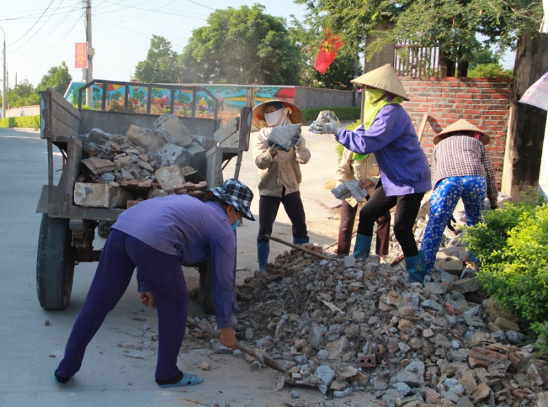 Phụ nữ Đông Triều luôn tiên phong trong công tác bảo vệ môi trường, vệ sinh đường làng, ngõ xóm (Ảnh: Báo Quảng Ninh)