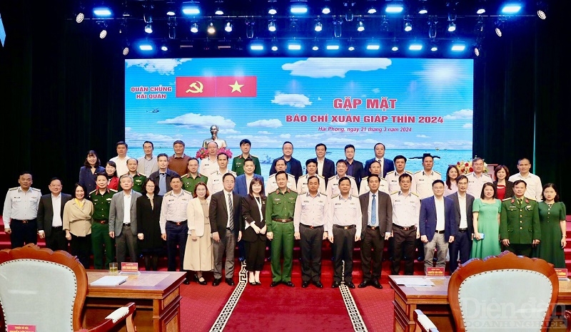 Các cơ quan truyền thông tham dự chụp ảnh lưu niệm với lãnh đạo Bộ Tư lệnh Hải Quân