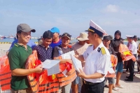 Bộ đội Trường Sa tuyên truyền cho ngư dân về chống khai thác thuỷ sản bất hợp pháp