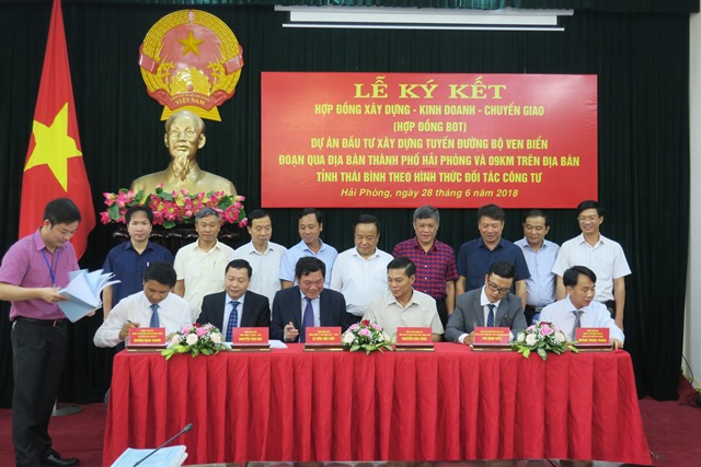 Chủ tịch UBND TP Nguyễn Văn Tùng ký kết hợp đồng với 5 nhà đầu tư 