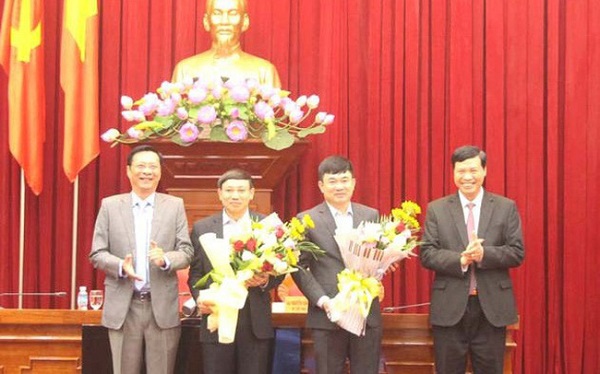 yễn Văn Đọc và Chủ tịch UBND tỉnh Quảng Ninh Nguyễn Đức Long chúc mừng ông Nguyễn Xuân Ký và ông Ngô Hoàng Ngân vừa được bầu giữ chức vụ Phó bí thư Tỉnh ủy Quảng Ninh.