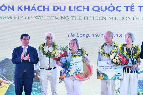 Cũng tại buổi lễ, ban tổ chức đã trao hoa, tặng quà và kỷ niệm chương của ngành du lịch Việt Nam cho các vị khách thứ 14.999.999, 15.000.000 và 15.000.001. 