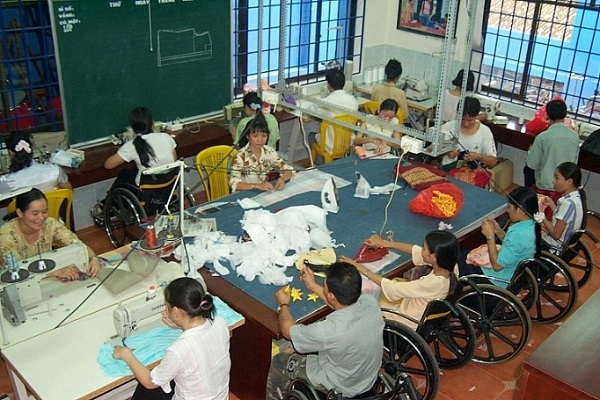 Nếu không có việc làm, người khuyết tật sẽ phải sống phụ thuộc, trở thành gánh nặng của gia đình và cộng đồng. 