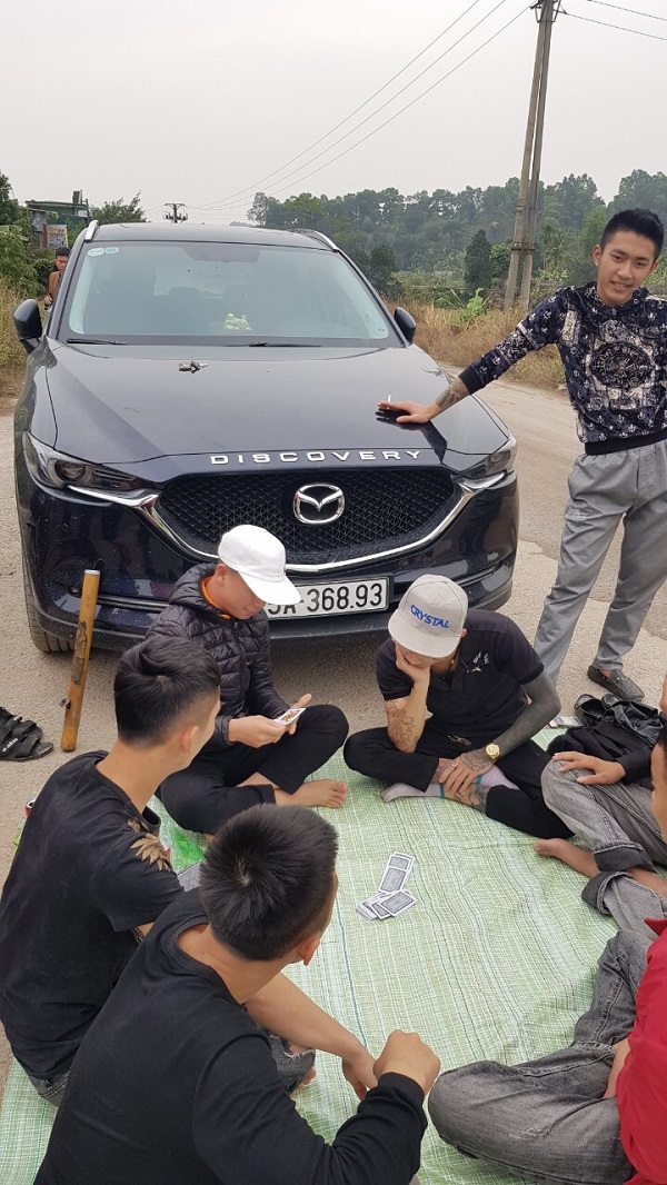 Nhóm đối tượng mang xe và đánh bài ngay tại cửa mỏ Công ty Thuận Thiên
