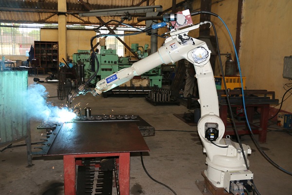 Robot hàn tự động giúp Công ty CP Công nghiệp ô tô tiết kiệm thời gian hàn cho các thiết bị tới 3-4 lần so với hàn thủ công.