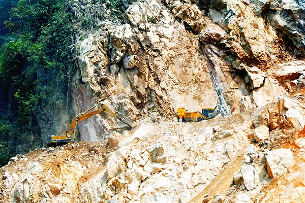 Hoạt động khai thác đá tại khai trường của Công ty Đầu tư và phát triển Việt Hưng (TP Hạ Long)