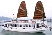 Quảng Ninh: Một tàu du lịch bị đình chỉ hoạt động do nhân viên quay lén khách tắm