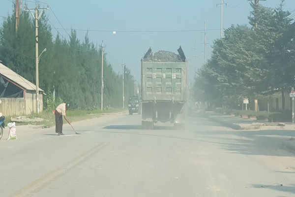 Xe tải cuốn bụi mù mịt đi qua thị trấn Tiền Hải, tỉnh Thái Bình