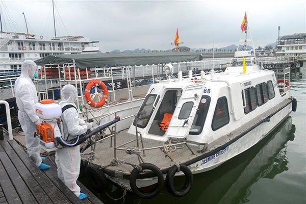 , tạm dừng cấp phép rời cảng/bến đối với 18 tàu du lịch đang hoạt động trên vịnh Hạ Long có chở khách du lịch đi cùng chuyến bay với bệnh nhân thứ 17 nhiễm COVID-19. 
