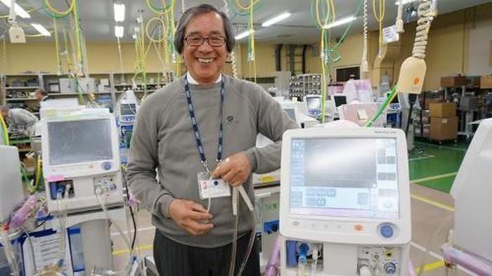 Giáo sư Trần Ngọc Phúc và máy trợ thở cho người bị bệnh về đường hô hấp.