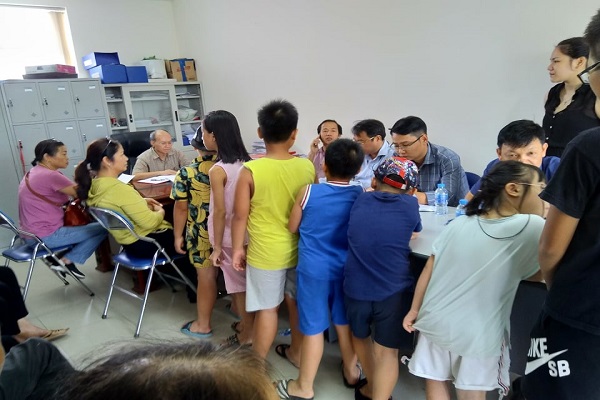 Người dân ngõ 60 Thư Trung đã phải kéo cả người già, trẻ nhỏ lên kiến nghị tại quận Hải An