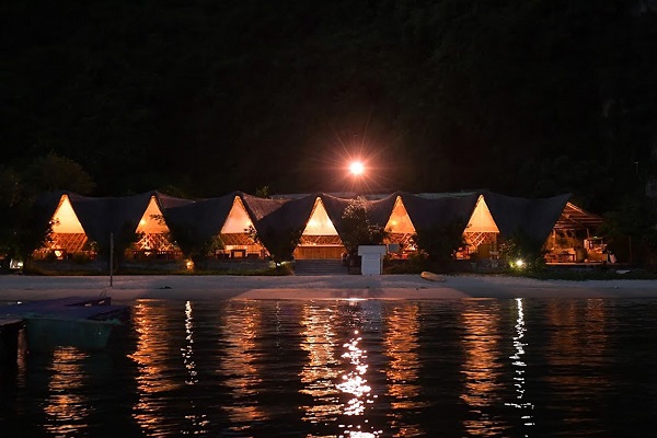 Castaway Island Resort về đêm