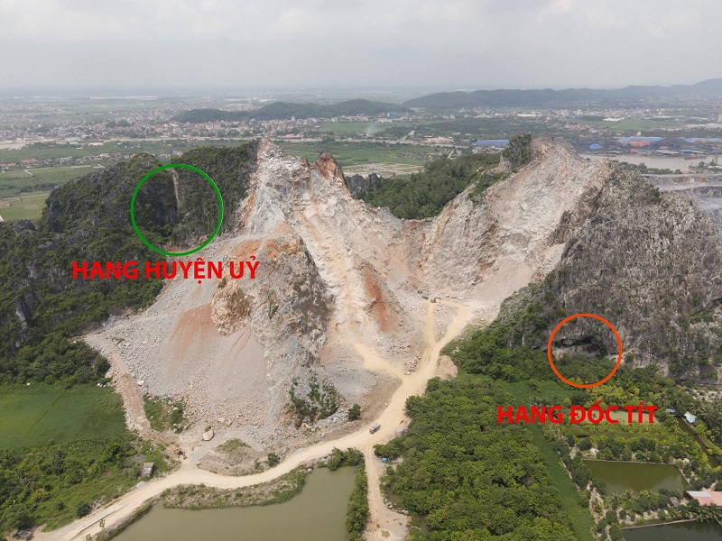có 3 quả núi sát nhau, một bên là quả núi chứa hang Huyện Uỷ, một bên là quả núi chứa hang Đốc Tít nhưng UBND TP Hải Phòng lại cấp phép cho doanh nghiệp khai thác quả núi ở giữa.