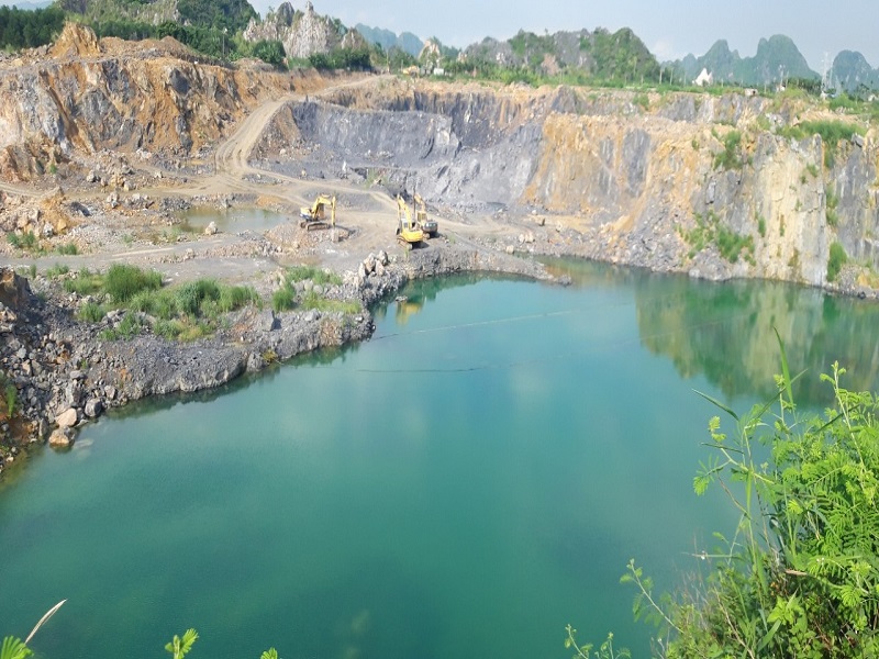 Thay vì dừng hoạt động khai thác, UBND TP Hải Phòng năm 2015 lại tiếp tục cấp phép cho Công ty Tân Phú Xuân khai thác âm sâu 20m
