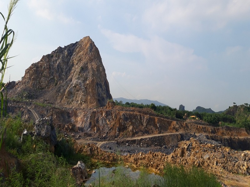 Bốn bề núi bị cày xới tan hoang với các vách núi dốc đứng, lởm chởm đá nhọn. 