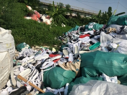 Hải Phòng: Hàng chục tấn rác thải công nghiệp được tập kết ngay chân cầu