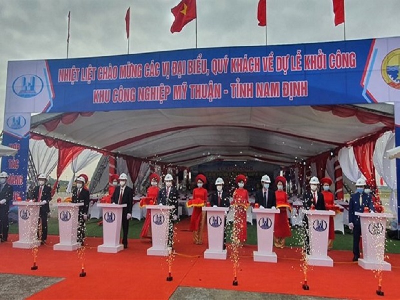 Các đại biểu ấn nút động thổ khởi công Dự án đầu tư xây dựng hạ tầng Khu công nghiệp Mỹ Thuận.