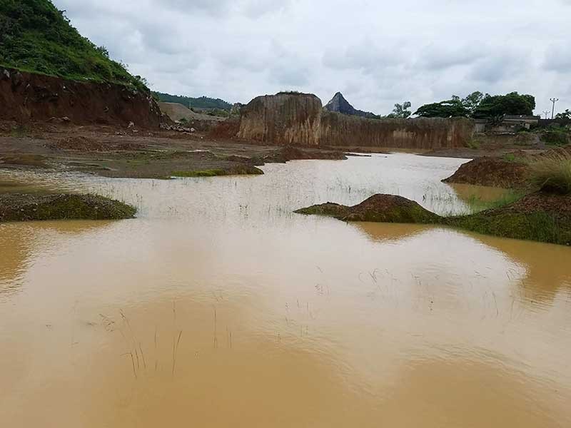 Núi Thành Dền - nơi được xác định là di tích đang bị băm nát bởi hoạt động khai thác khoáng sản bừa bãi. Ảnh: ĐH