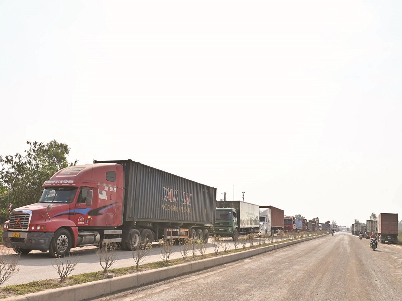 Hàng nghìn xe container ùn tắc ở cửa khẩu Móng Cái.