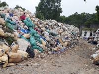 Hải Phòng: Hàng trăm tấn rác thải công nghiệp tập kết trái phép trên đê?