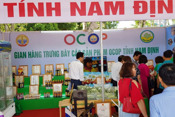 Các sản phẩm OCOP của Nam Định tham gia hội chợ.