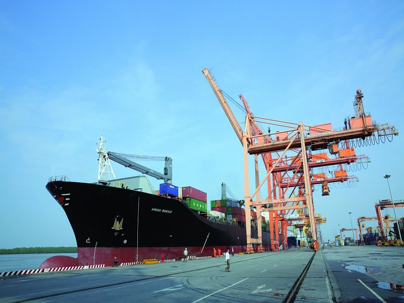 Nhiều doanh nghiệp cho rằng, phí hạ tầng cảng biển làm tăng gánh nặng cho doanh nghiệp, nảy sinh tình trạng phí chồng phí, giảm tính cạnh tranh của các doanh nghiệp vận tải đường thủy.