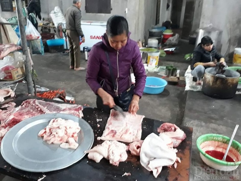 Công đoạn làm giò, chả cầu kỳ và công phu từ khâu chọn thịt lợn, pha thịt đến kỹ thuật gói giò, luộc giò.