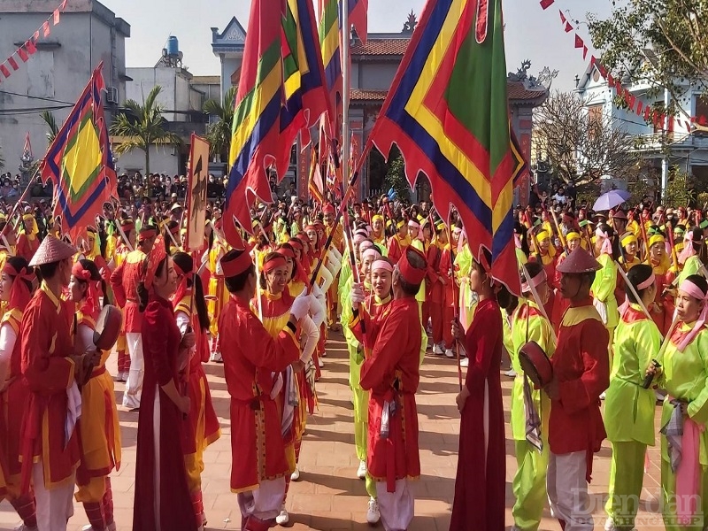 Lễ hội múa Kéo chữ được dàn dựng công phu với sự tham gia biểu diễn của vài trăm người