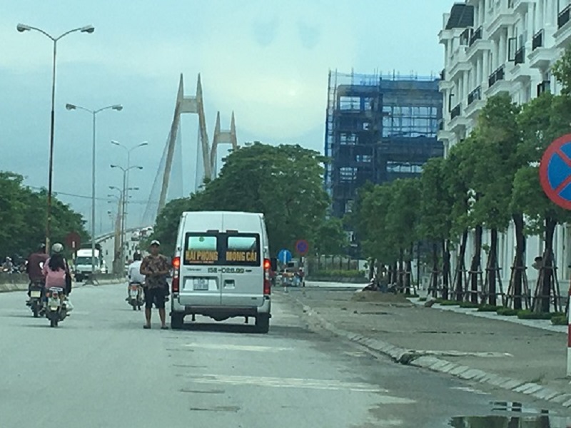 Ngã 3 cầu Bính luôn có tình trạng xe chạy tuyến Hải Phòng - Quảng Ninh dừng rất lâu để bắt khách. Trong khi đó tại đây đã có biển cấm dừng, đỗ