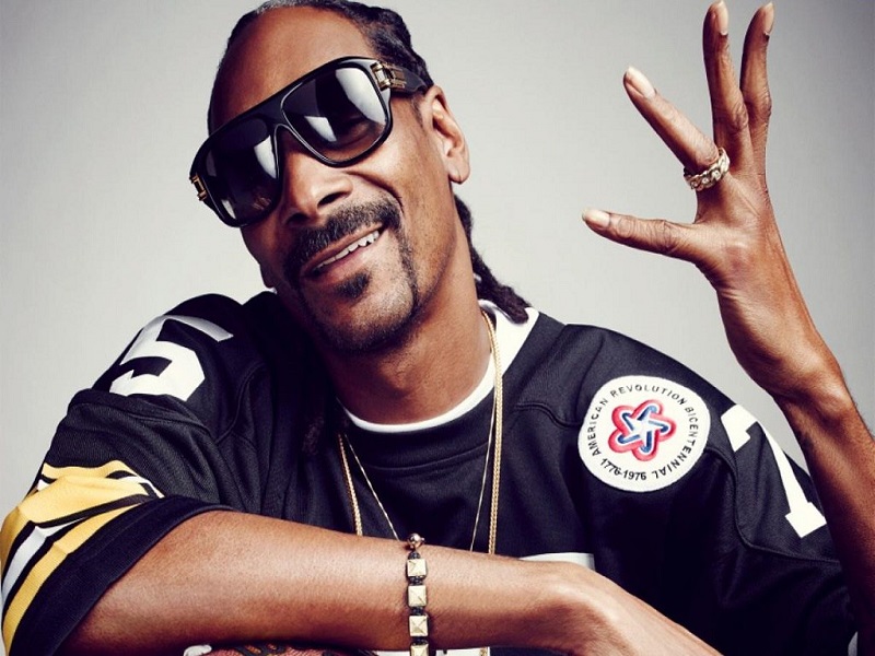 Snoop Dogg, một Rapper khá nổi tiếng trên thế giới, người đã từng được Sơn Tùng - MTP bỏ 12 tỷ đồng để mời góp giọng trong một sản phẩm âm nhạc,