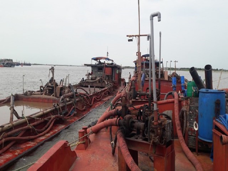 tàu khai thác cát trái phép ở ven biển huyện Nghĩa Hưng, bị cơ quan chức năng bắt giữ.