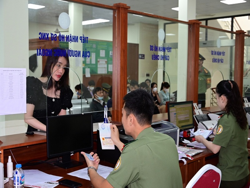 Người dân đến làm thủ tục hành chính tại Phòng Quản lý xuất nhập cảnh - Công an TP Hải Phòng.