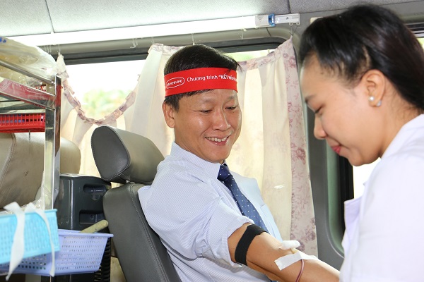 Ông Trần Đình Quân – Tổng Giám đốc Dai-ichi Life Việt Nam tham gia hiến máu trong chương trình