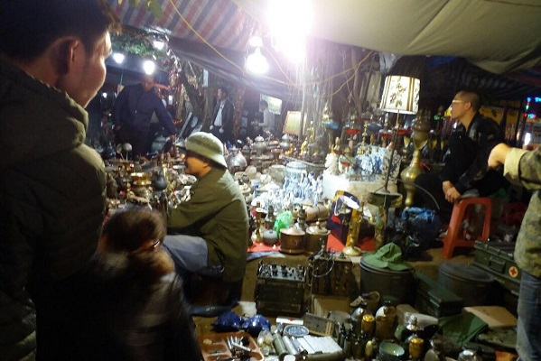 Du khách được trả giá thoải mái tại chợ Viềng.