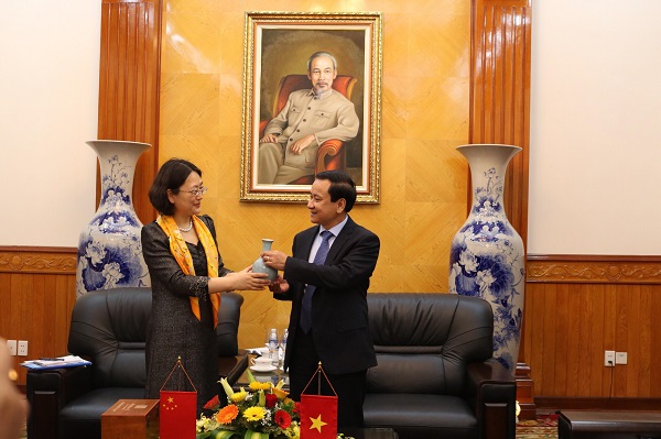 Bà Phó Tịnh - Chủ nhiệm Ban Ngoại vụ tỉnh Hà Nam tỏ ra rất ấn tượng trước sự phát triển mạnh mẽ của thành phố Hải Phòng trong thời gian qua. 