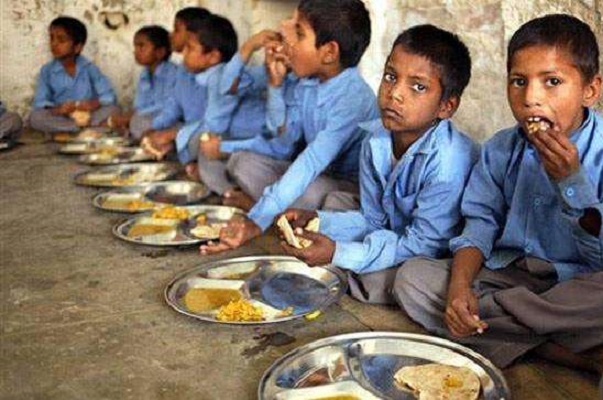 Trường học tại Ấn Độ liên tiếp xảy ra việc trẻ bị ngộ độc thực phẩm.