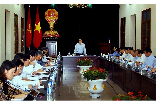 Đồng chí Nguyễn Văn Tùng, Chủ tịch UBND Thành phố chỉ đạo tại cuộc họp.