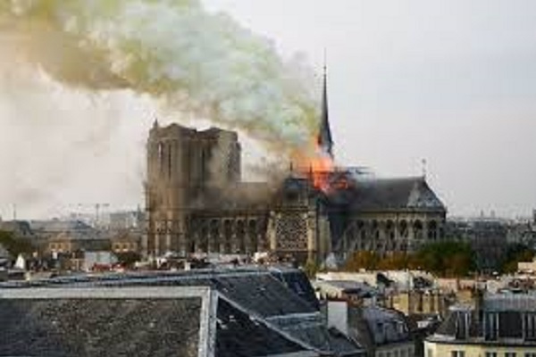Cuối cùng thì vị thần Hephaistos (thần lửa)p/đã phá hoại một biểu trưng của văn minh thế giới: Nhà thờ Đức Bà Paris.