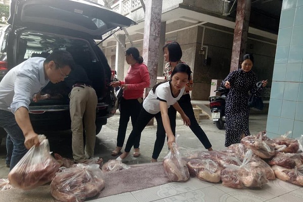 Dân mua ủng hộ thịt lợn sạch bệnh cho người chăn nuôi trong lúc khó khăn.