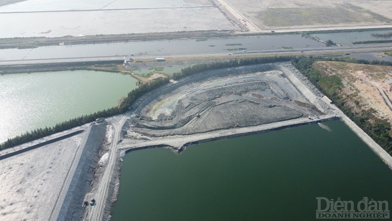Hiên,DAP Đình Vũ đang triển khai thi công hạ tầng bãi thải lâu dài với diện tích 27ha để tiếp tục chứa bã thạch cao thải ra trong quá trình sản xuất.