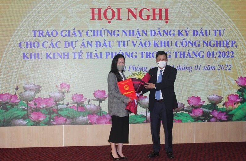 Ông Lê Trung Kiên - Trưởng ban quản lý Khu kinh tế Hải Phòng trao giấy chứng nhận đầu tư cho doanh nghiệp