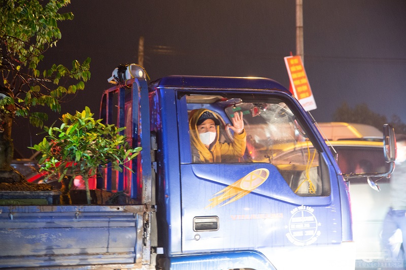 Một xe vận chuyển cây vào chợ Viềng, xã Kim Thái (Vụ Bản)