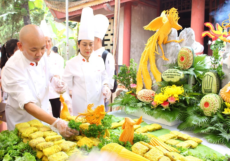 Các đầu bếp thuộc hội đầu bếp Hải Phòng chuẩn bị những món ăn đặc sản địa phương để dâng lên Lang Liêu – Hùng Chiêu Vương